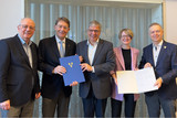 Oberbürgermeister Gert-Uwe Mende und Sozialdezernentin Dr. Patricia Becher übernehmen das dritte Blindentast-Modell