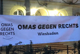 Am 09. Juni ist Europawahl. Die OMAS GEGEN RECHTS informieren in der Innenstadt von Wiesbaden über die Parteien und stellen sich klar gegen rechts.