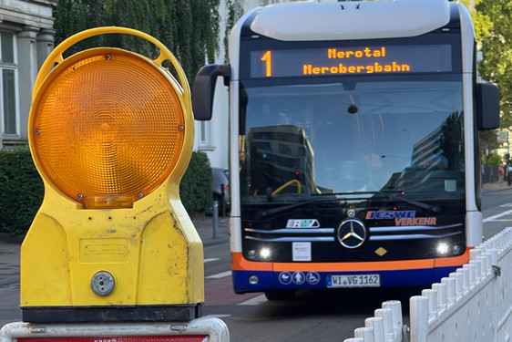Die Haltestelle "Adlerstraße” wird wegen Bauarbeiten in der Kastellstraße verlegt. Bus fahren eine Umleitung in Wiesbaden.