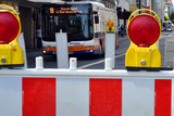 Fahrbahnsperrungen im Kreuzungsbereich Rheinstraße Ecke Bahnhofstraße in Wiesbaden. Mehrere Buslinien müssen deshalb umgeleitet werden.