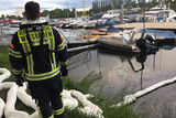 Feuerwehr Wiesbaden bei Ölschaden am Mittwochabend im Schiersteiner Hafen tätig