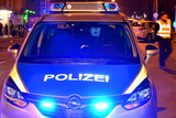 Eine Frau verursachte in der Nacht zum Samstag zwei Unfall in Wiesbaden und flüchtete beide Male. Die Polizei konnte sie schließlich finden und festnehmen.