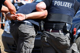 Am Donnerstagabend gelang es der Wiesbadener Polizei einen mutmaßlichen Drogendealer in einem Park festzunehmen.