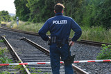 Unbekannte legten am Freitagabend Holz und Steine auf die Gleise des Ländchesbahn bei Wiesbaden-Erbenheim. Die Bundespolizei ermittelt.