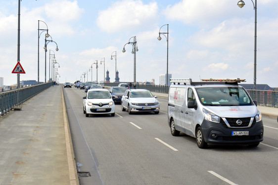 Baumaßnahme auf der Theodor-Heuss-Brücke zwischen Wiesbaden und Mainz in den Sommerferien. Nur eine Fahrspur je Richtung ist frei. Es kommt zu Verkehrsbehinderungen.