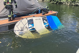 In Hafen Wiesbaden-Schierstein kenterte am Samtag ein Boot aus ungeklärten Gründen.