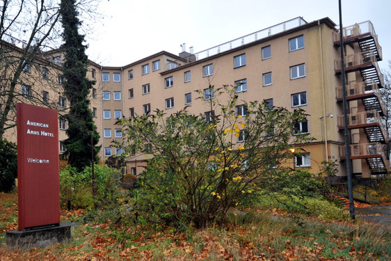Wiesbaden kauft Liegenschaft des ehemaligen American Arms Hotel und plant auf dem Gelände ein neues Wohnquartier zu errichten.