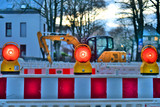 Verzögerung bei den Bauarbeiten in der Sartoriusstraße in Wiesbaden. Fahrbahn bleibt gesperrt.