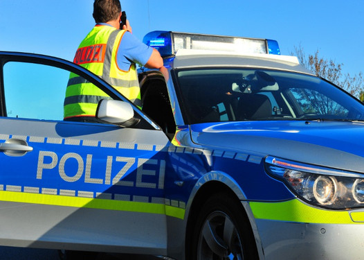 Autobahnpolizei Wiesbaden bei der Kontrolle eines Autofahrers