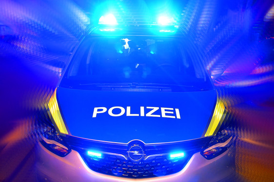 Mann mit Messer überfällt Apotheke in Wiesbaden. Polizei fanden mit einem Großaufgebot nach dem Täter.