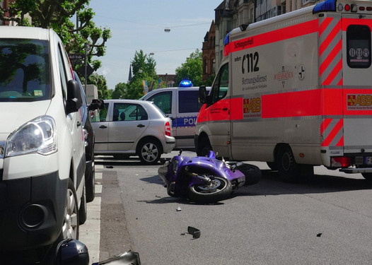 Wiesbadenaktuell: Motorradfahrer Nach Kollision Mit Pkw Schwer Verletzt