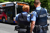 Eine Frau wurde am Montag in einem Stadtbus in Wiesbaden betatscht und sexuell von einem Mann bedrängt.