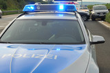 Seniorin wendete am Sonntagnachmittag auf der Autobahn 643 bei Wiesbaden-Schierstein und wird zur  Falschfahrerin. Zwei Autos krachen ineinander, zwei Personen wurden dabei verletzt. Rettungskräfte versorgen die Betroffenen.