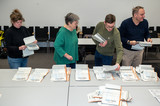 Nach der Bundestagswahl  bedanken sich Oberbürgermeister Gert-Uwe Mende und die zuständige Dezernentin des Wahlamts, Maral Koohestanian, herzlich bei allen Wahlhelferinnen und Wahlhelfern.