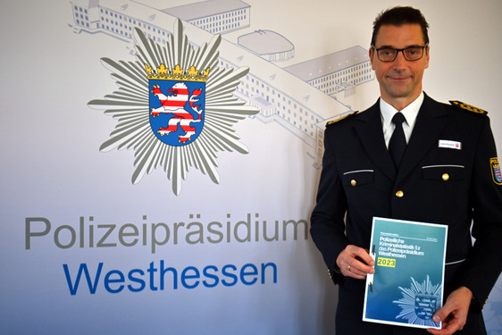 Polizeipräsident Felix Paschek stellte am Freitag die polizeiliche Kriminalstatistik 2023 für das Polizeipräsidium Westhessen in Wiesbaden vor. Die  Straßenkriminalität und die Wohnungseinbrüchen sind deutlich gestiegen