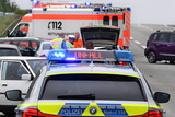 Volvo landet nach Fahrmanöver am Montagmorgen auf der A66 bei Wiesbaden-Erbenheim auf dem Dach und löst Kettenreaktion aus. Sechs Personen wurde dabei verletzt.