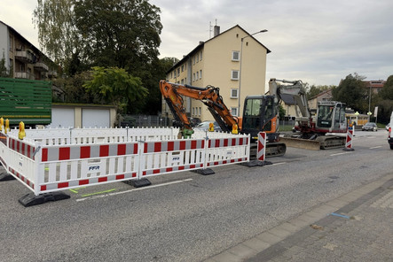 Straße am Konrad-Adenauer-Ring in Wiesbaden eingebrochen. Zwei Fahrspuren sind gesperrt. Ein großes Loch hatte sich unter der Straße gebildet.