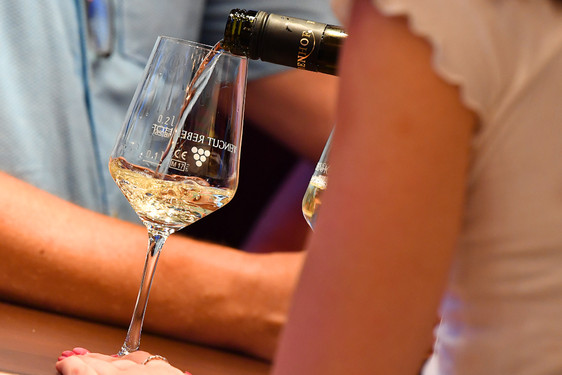 Treue Abo-Kund:innen von ESWE Verkehr können ihren Wein-Coupon an den Weinprobierständen einlösen.