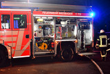 In der Nacht zum Dienstag kam es zu einem Brand direkt vor einem Mehrfamilienhaus in Wiesbaden. Durch die massive Rauchentwicklung wurden gleich mehrere Bewohner in ihren  Wohnungen eingeschlossen. Die Feuerwehr war im Einsatz.