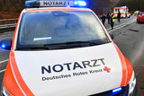Auto prallte am Montagmorgen auf der K785 bei Wallau gegen zwei Bäume. Fahrer wurde dabei schwer verletzt. Rettungskräfte versorgen den Mann.