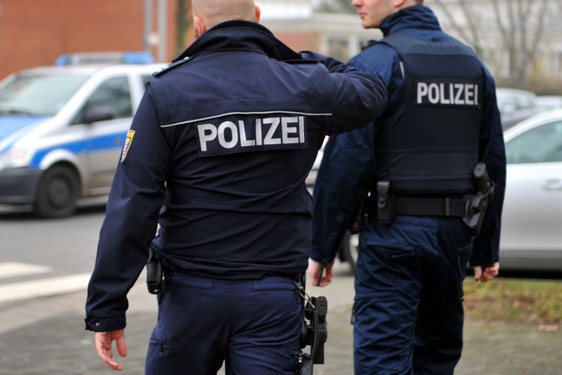 Die Polizei führte in der Nacht von Freitag auf Samstag Kontrollen in der Wiesbadener Innenstadt durch. Dabei wurde auch die Einhaltung in der Waffenverbotszone überprüft.