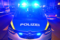 In Wiesbaden ist in der Nacht von Freitag auf Samstag eine Frau an der Ausfahrt eines Parkhauses in ihrem PkW eingeschlagen. Nach dm Wecken der Polizei, schlug und trat die 33-Jährige um sich.