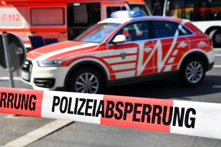 Hintergründe weiter unklar. Zwei Menschen in Wiesbaden-Dotzheim am Montagnachmittag von einen 42-Jährigen getötet. Der Verdächtiger schweigt. Die Mordkommission ermittel weiter.