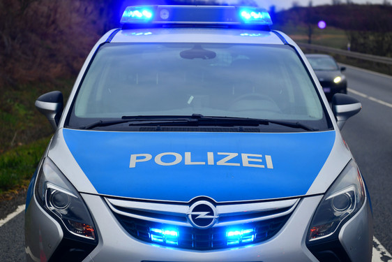 Falscher Polizist klaut Parkausweis aus Fahrzeug in Wiesbaden. Zeugen gesucht.