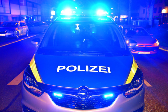 Geparkte Autos mutwillig und zerstörerisch in der Nacht von Montag auf Dienstag in Wiesbaden beschädigt.