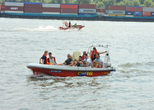 Drachenboot geht auf dem Rhein unter