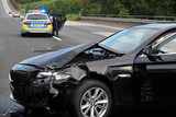BMW-Fahrer muss in Mainz-Kastel anderem Auto ausweichen und kracht dabei in zwei abgestellte Pkw. Die Polizei sucht Zeugen.