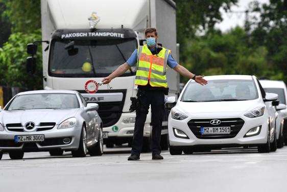 Statt Ampeln regeln Polizist:innen derzeit an einigen Kreuzungen den Verkehr.