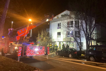 Ein schwerer Gebäudebrand im Wiesbadener Stadtteil Mainz-Kostheim hat am späten Abend für einen Großeinsatz der Feuerwehr Wiesbaden gesorgt. Vier Personen konnten über eine Drehleiter in Sicherheit gebracht werden.