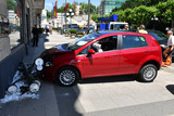 Fiat-Fahrerin verliert Kontrolle und kracht in geparkten Toyota, dann gegen eine Straßenlaterne und anschließend gegen eine Hauswand in der Wiesbadener Wilhelmstraße