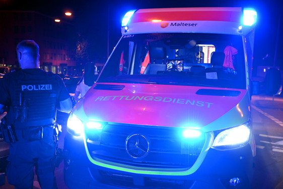 Ein Patient hat die Besatzung eines Rettungswagens am Donnerstagabend in Wiesbaden angegriffen. Die Sanitäter konnten jedoch dem Angriff ausweichen. Der junge Mann wurde von der Polizei festgenommen.