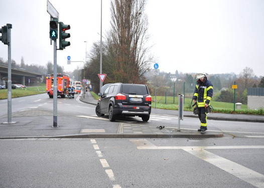 Wiesbadenaktuell Crash Auf Kreuzung Fordert Drei Verletzte