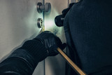 Ein Einbrecher versuchte am Freitagmittag die Tür zu einer Wohnung in Wiesbaden-Biebrich aufzubrechen. Er scheiterte.