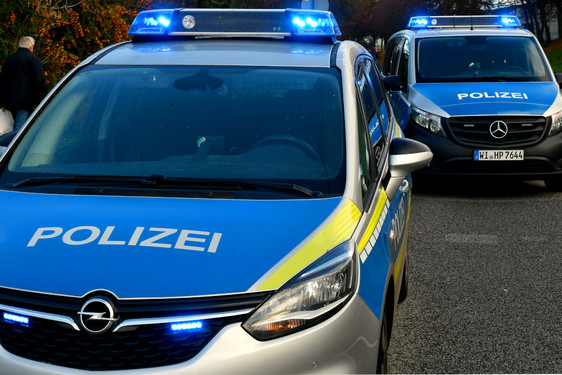 Pärchen geriet am Mittwochvormittag in der Parkanlage "Warmer Damm" in Wiesbaden in einen Streit. Beide bedrohten sich gegenseitig mit einer Schreckschusswaffe und einem Messer. Beiden kamen ins Polizeigewahrsam.