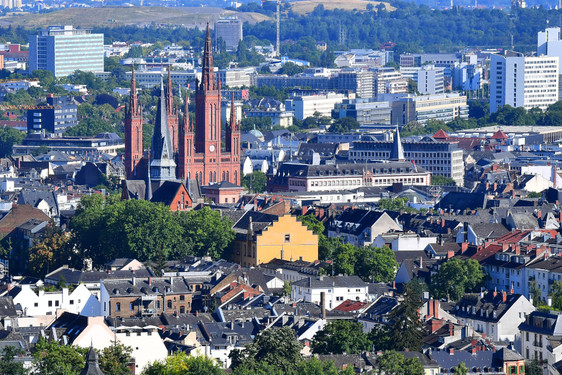 Eine Analyse von Wüst und Partner zeigt die Entwicklung bei Kaufkraft und Immobilienpreisen in den Landeshauptstädten Wiesbaden und Mainz auf.