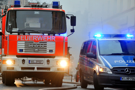 Zu zwei Mülltonnenbrände kam es am Montag in Mainz-Kostheim. Die Polizei geht von Brandstiftung aus, die Feuerwehr löschte die Flammen.