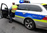Autobahnpolizei Wiesbaden sichert Spuren an der Unfallstelle in Nordenstadt