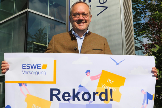 Ralf Schodlok, Vorstandsvorsitzender der ESWE Versorgungs AG, freut sich über eine Spendensumme von 100.000 Euro auf der „Wiesbaden Crowd“.