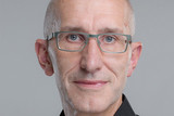 Peter-Martin Cox, Geschäftsführer der NGG Rhein-Main, warnt vor einer Zunahme der Altersarmut. Das gesetzliche Rentenniveau müsse gestärkt und die Betriebsrente ausgebaut werden, so der Gewerkschafter.
