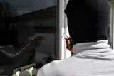 Einbreche hebelten das Terrassenfenster einer Wohnung in Wiesbaden auf und machten Beute.