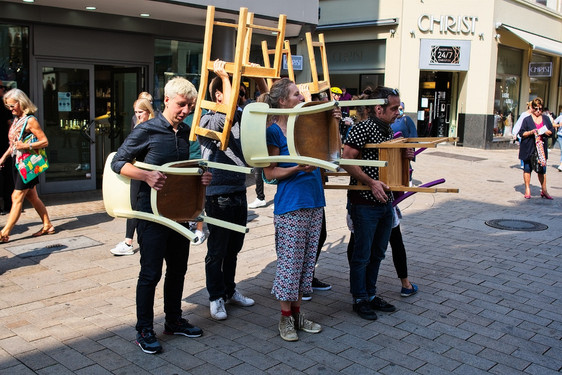 Eine Straßenaktion des Wiesbadener Bündnisses für Demokratie machte am Samstag auf Vorurteile und Alltagsrassismus aufmerksam.