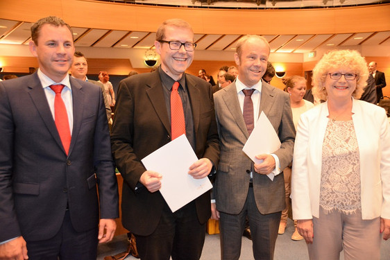 Als Dezernenten für Wiesbaden gewählt zweiter von links Axel Imholz (SPD) und (daneben) Hans-Martin Kessler (CDU)