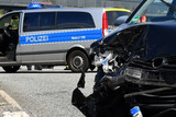 Bei einem Verkehrsunfall hat eine Toyota-Fahrerin am Montag einen hohen Sachschaden verursacht.