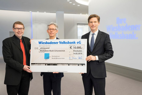 Volksbank übergibt Spende an Musik- & Kunstschule
