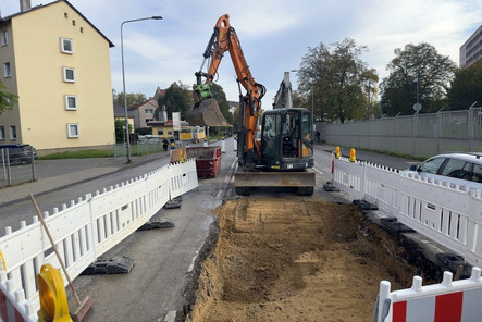 Der Hohlraum unter dem Konrad-Adenauer-Ring wurde durch einen defekten Anschlussstutzen des Abwasserkanals verursacht. Das Loch in der Straße wird gerade verfüllt. Die Arbeiten könnten früher abgeschlossen sein als ursprünglich gedacht.