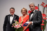 Reinhard und Sonja Ernst erhielten für ihre Verdienste um das Gemeinwohl während der Eröffnungsgala  des Museums Reinhard Ernst am vergangenen Wochenende das Bundesverdienstkreuz 1. Klasse aus den Händen von Hessens Ministerpräsident Boris Rhein.
